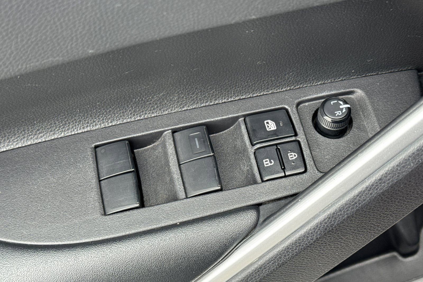 Used 2024 Toyota Corolla Cross XLE image 11