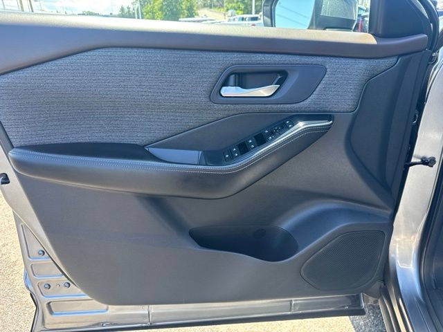 Used 2022 Nissan Rogue SV FWD image 14