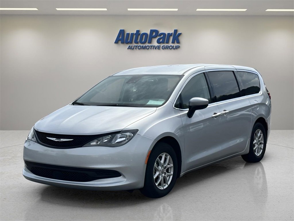 Used 2023 Chrysler Voyager LX image 3