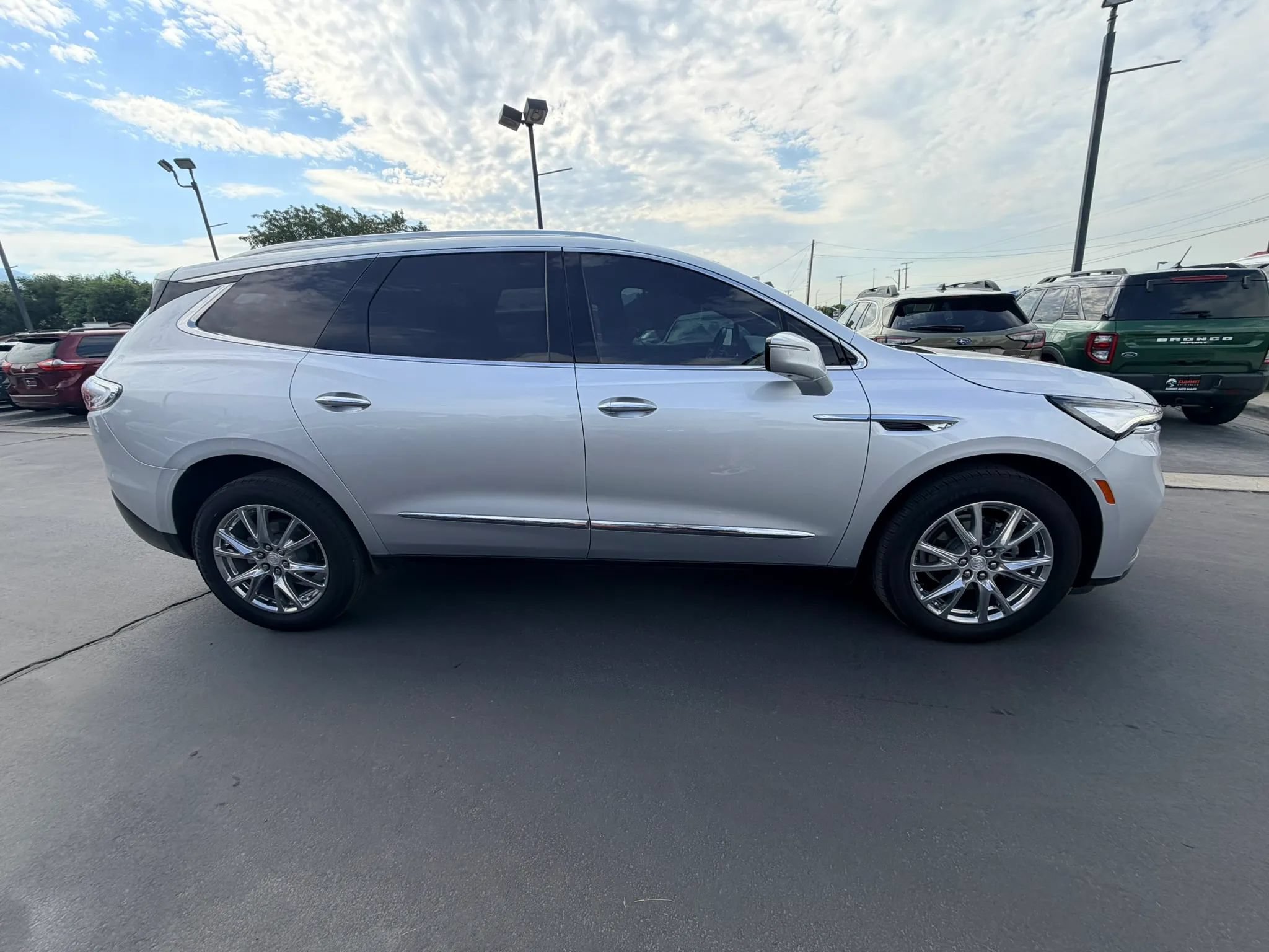 Used 2022 Buick Enclave Premium w/ Surround and Sites Package AWD/4WD image 3