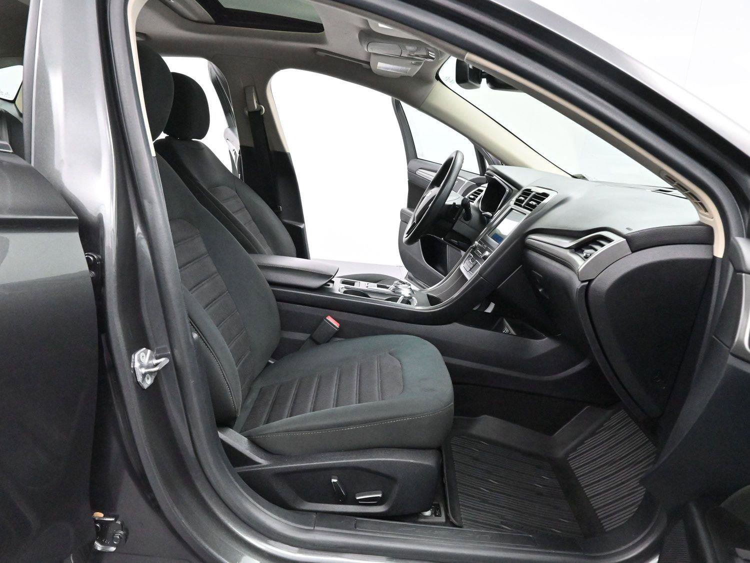 Used 2020 Ford Fusion SE image 30