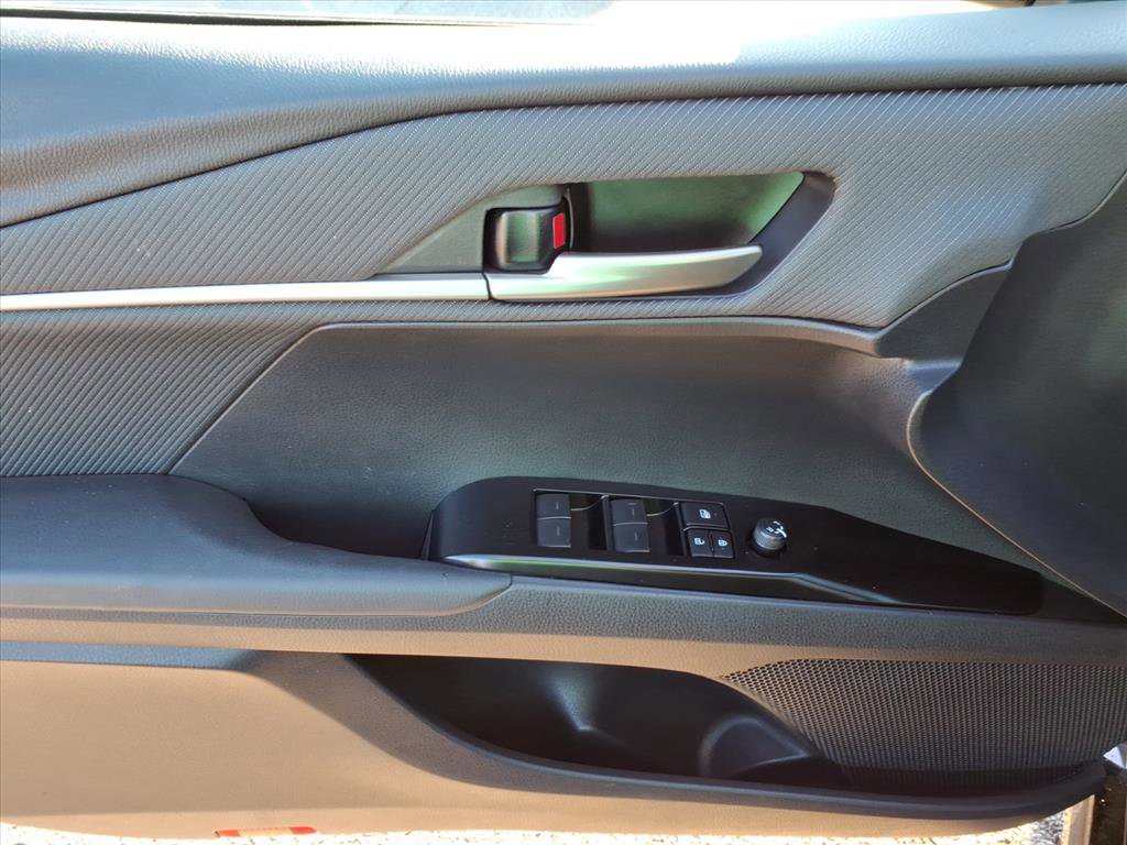 Used 2025 Toyota Camry SE FWD image 21