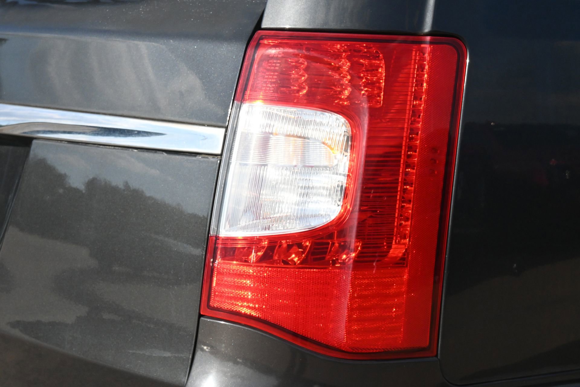 Used 2012 Chrysler Town & Country Touring-L w/ Entertainment Group #2 FWD image 22