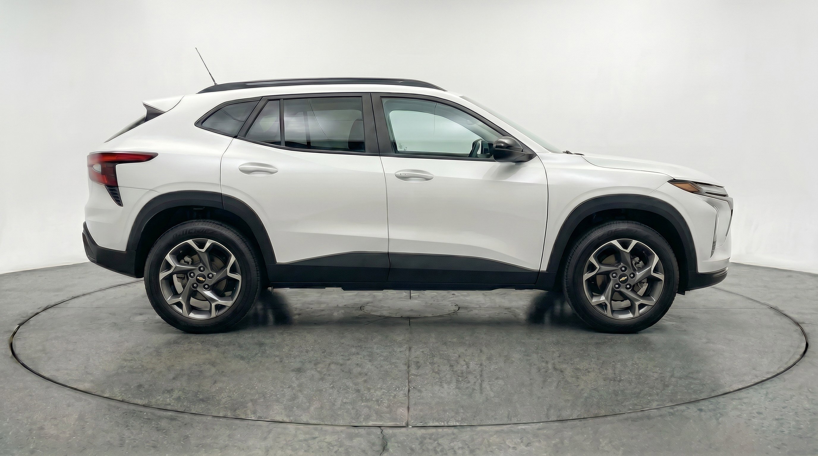 Used 2025 Chevrolet Trax LT w/ LT Convenience Package FWD image 11