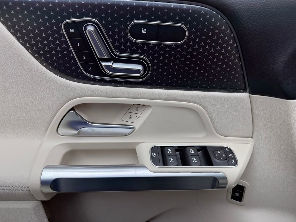 Used 2026 Mercedes-Benz GLB 250 4MATIC image 9