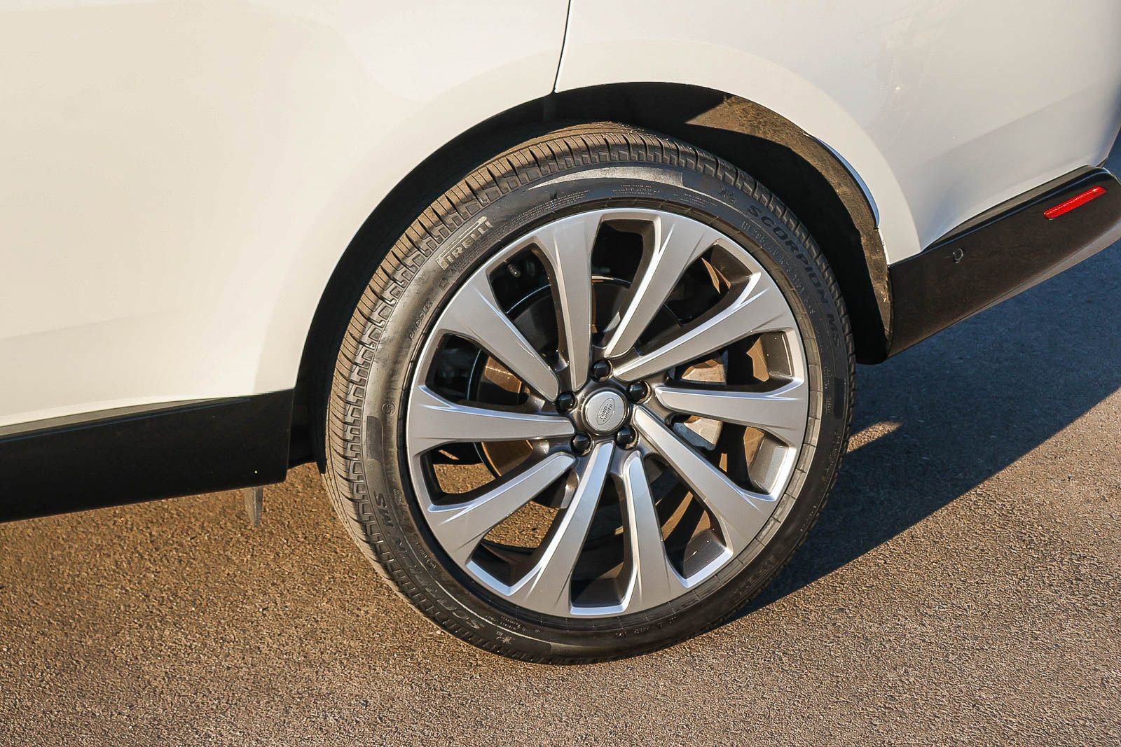 Certified 2025 Land Rover Range Rover SE image 10