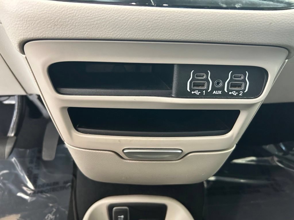 Used 2024 Chrysler Pacifica Touring-L FWD image 48