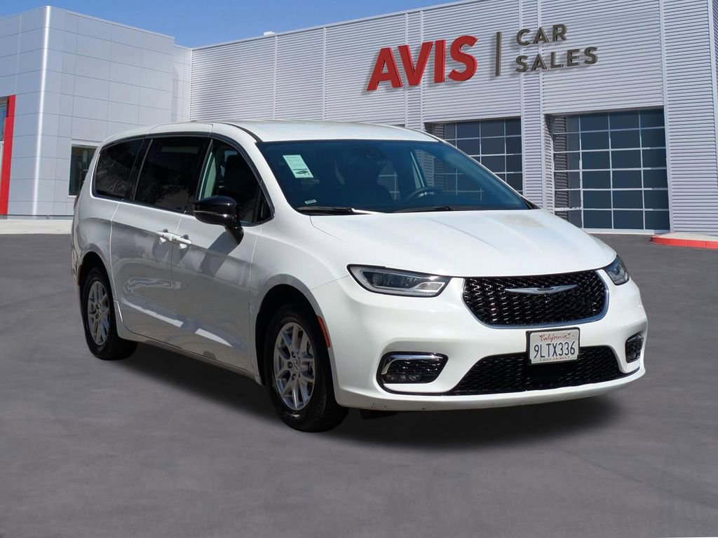 Used 2024 Chrysler Pacifica Touring-L image 3
