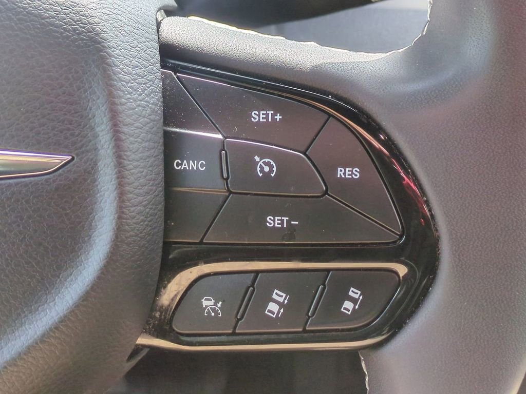 Used 2023 Chrysler Pacifica Touring-L w/ S Appearance Package image 15