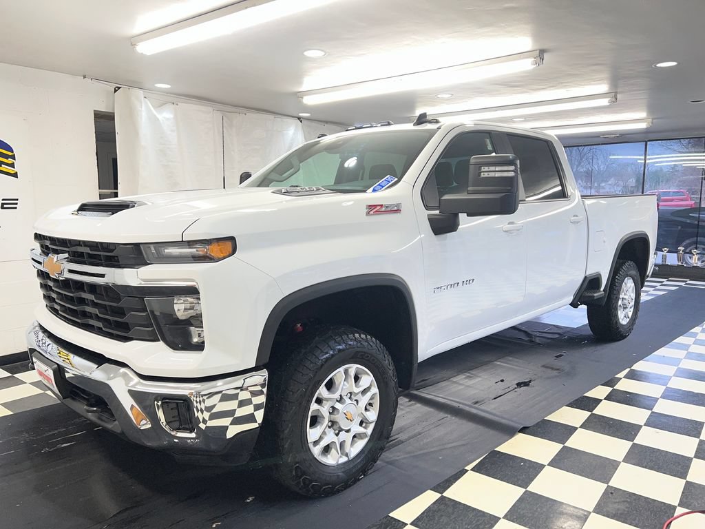 Used 2024 Chevrolet Silverado 2500 LT AWD/4WD image 4