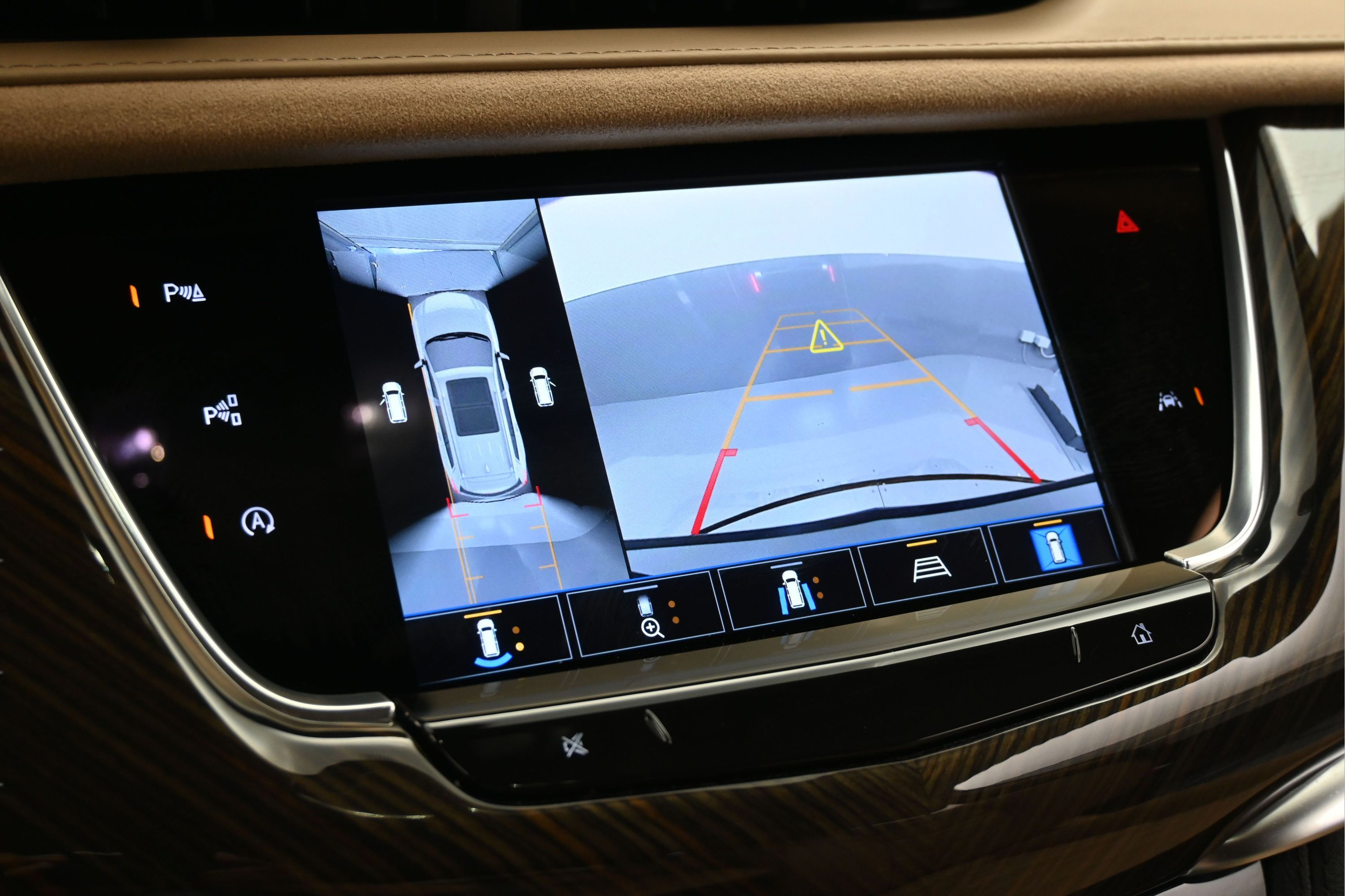 Used 2024 Cadillac XT6 Premium Luxury w/ Platinum Package FWD image 17