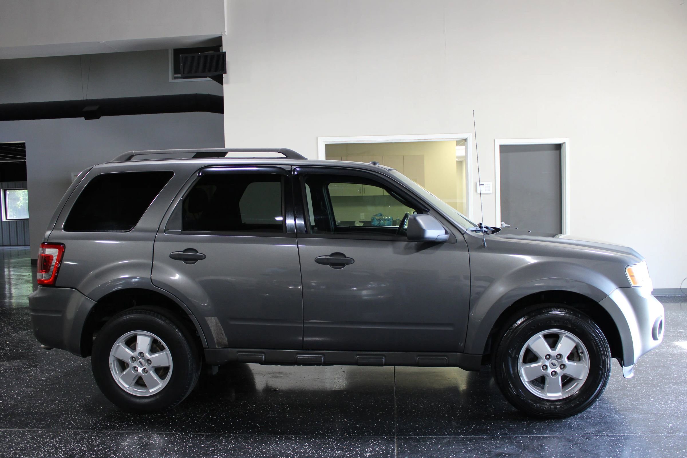 Used 2010 Ford Escape XLT FWD image 2