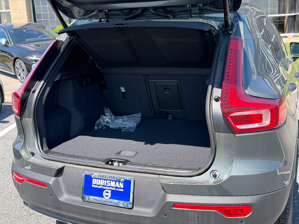 New 2026 Volvo XC40 B5 Core w/ Climate Package AWD/4WD image 13