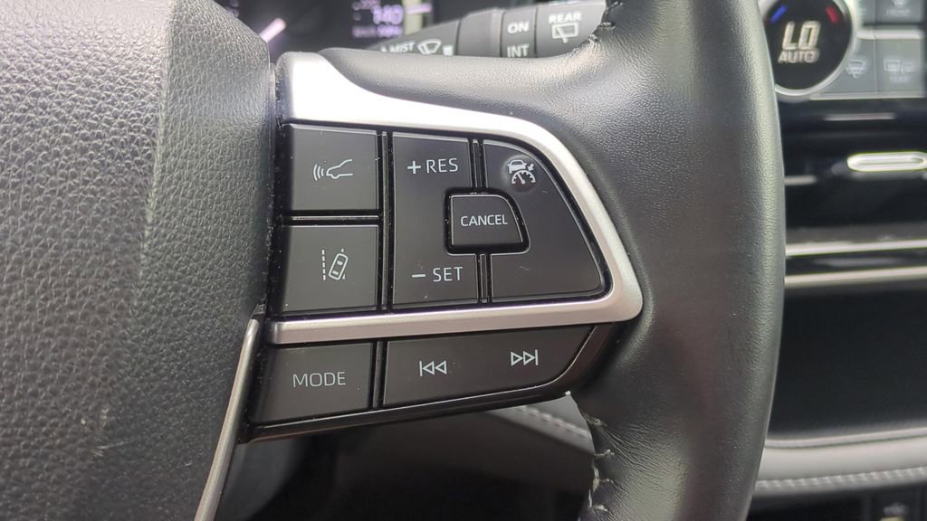 Used 2024 Toyota Highlander LE AWD/4WD image 21
