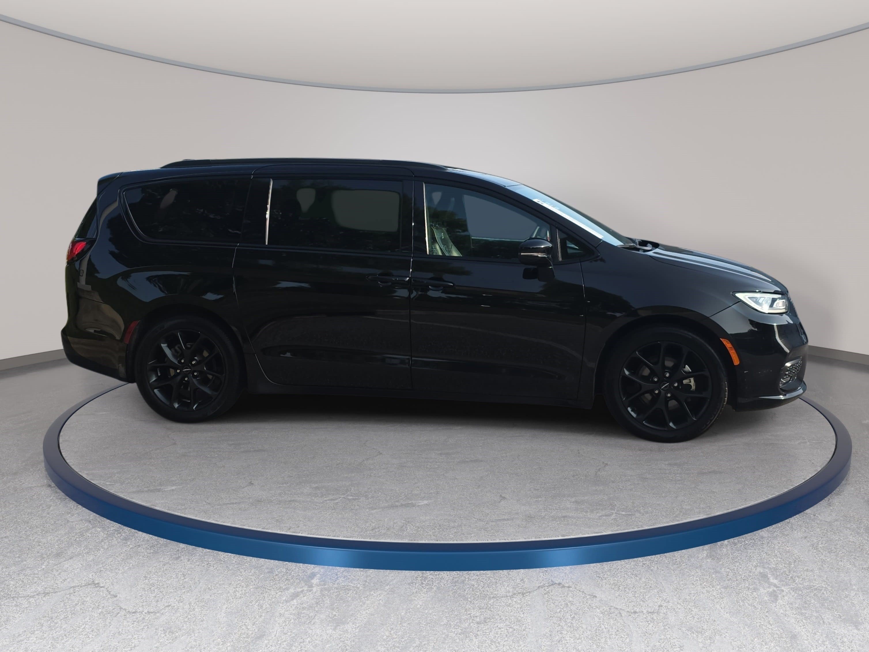 Used 2025 Chrysler Pacifica Limited FWD image 4