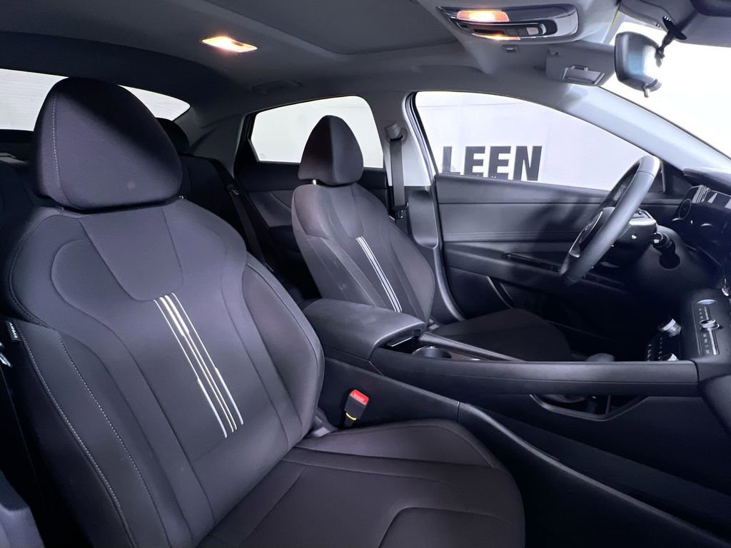 Used 2025 Hyundai Elantra SEL image 28