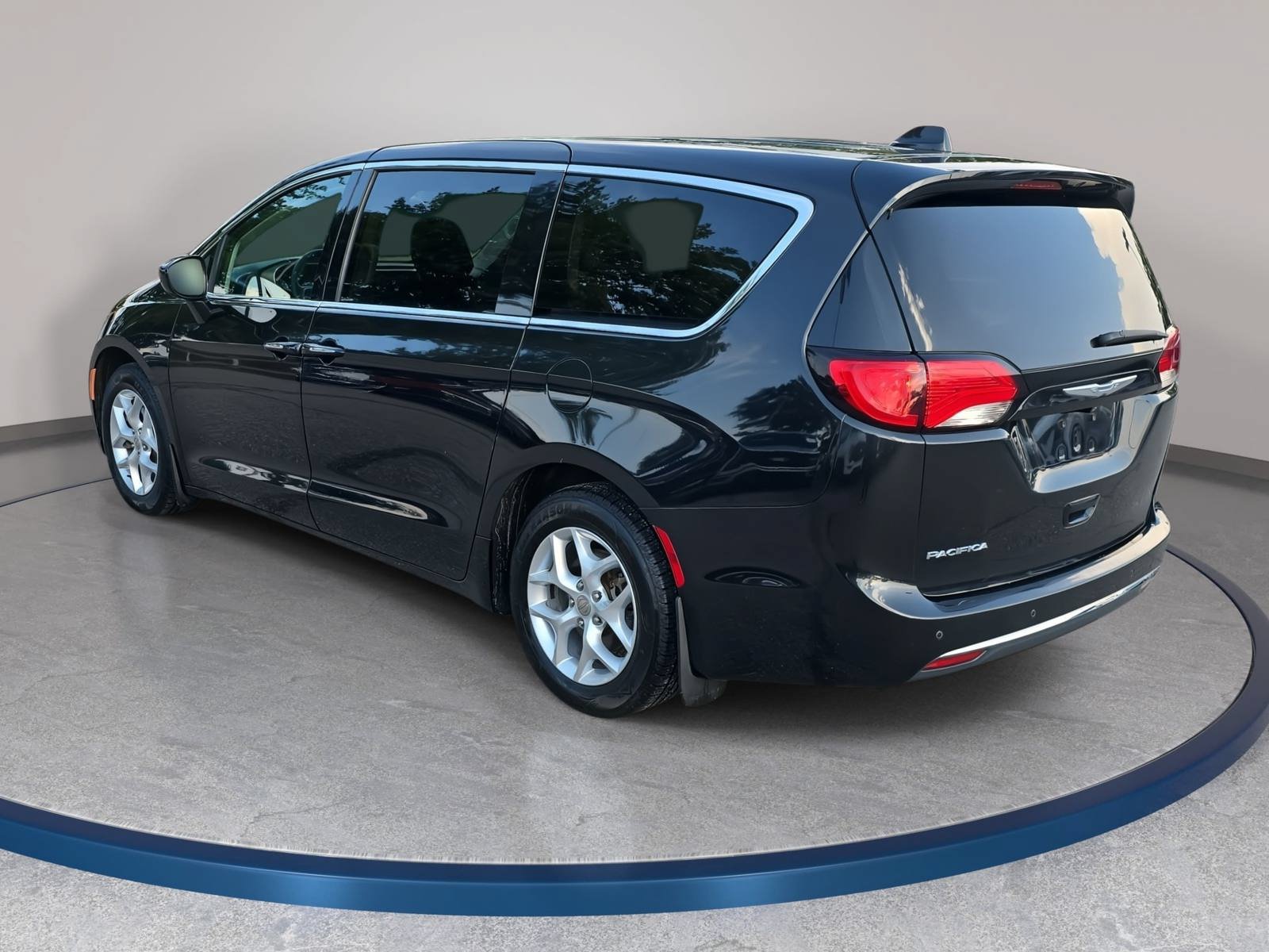 Used 2018 Chrysler Pacifica Touring Plus w/ Tire & Wheel Group FWD image 7