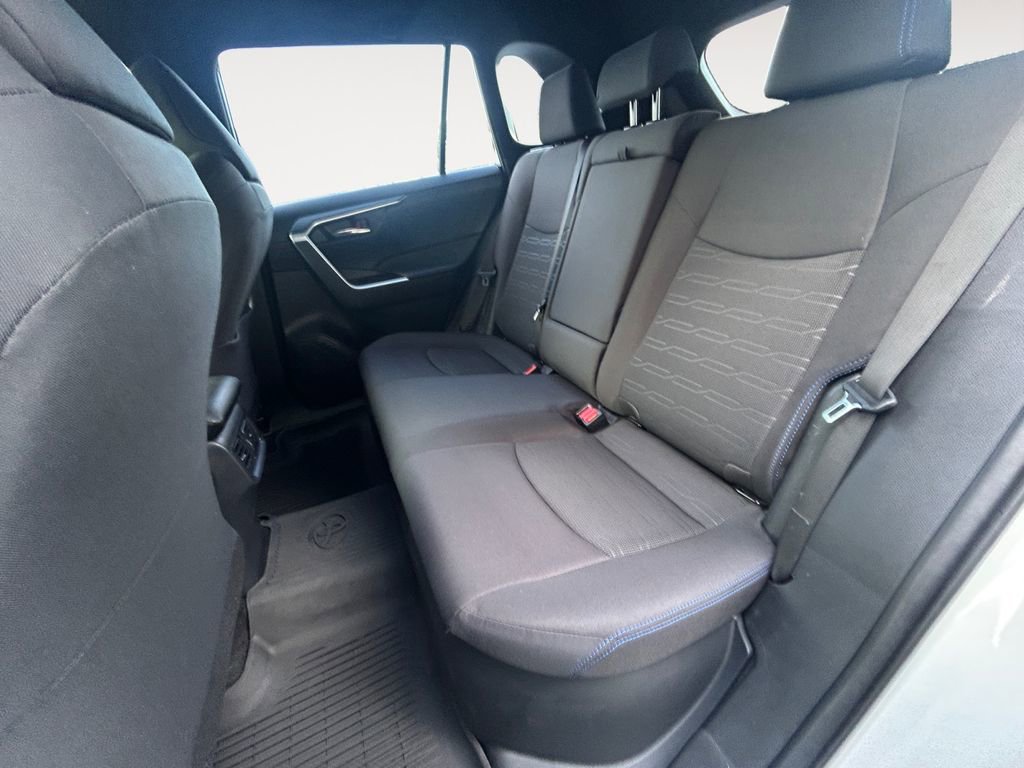 Used 2022 Toyota RAV4 SE image 11