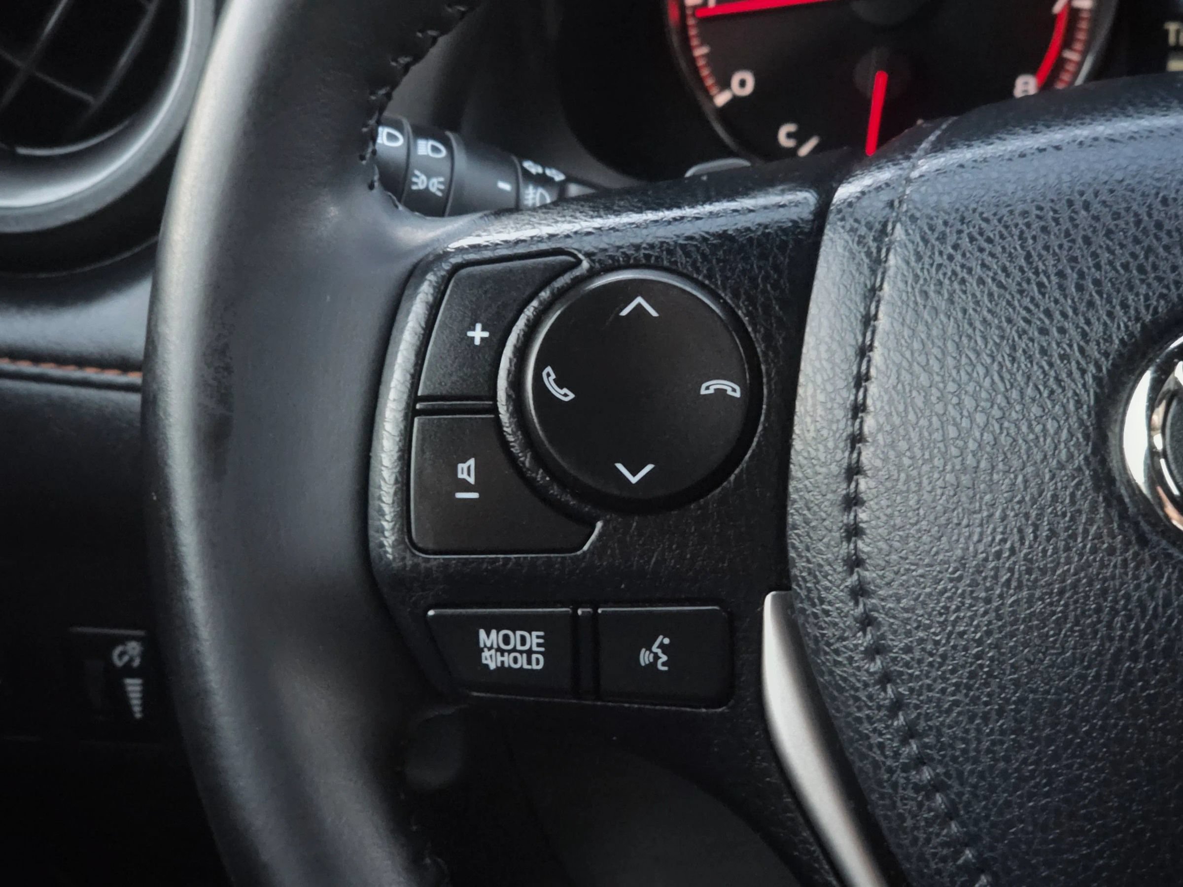 Used 2018 Toyota RAV4 SE FWD image 22