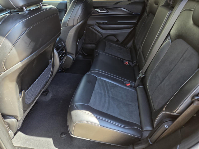 Used 2025 Jeep Grand Cherokee Altitude AWD/4WD image 28