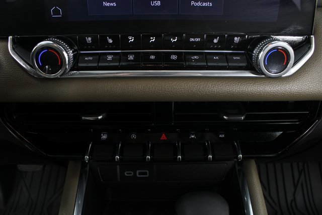 Used 2024 GMC Canyon Denali image 7