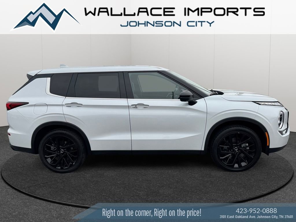 Used 2023 Mitsubishi Outlander SE Black Edition image 6