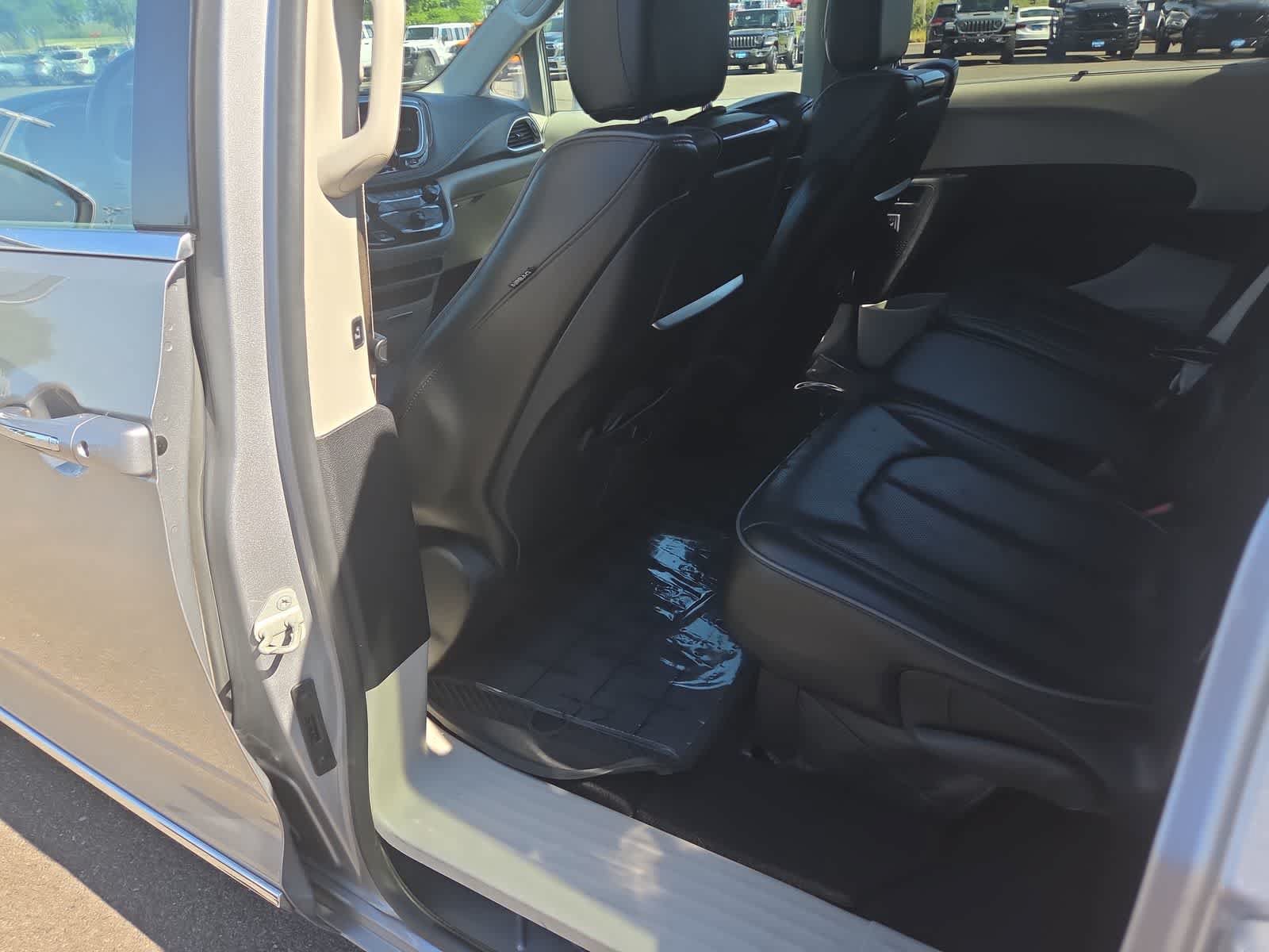 Used 2017 Chrysler Pacifica Limited FWD image 20