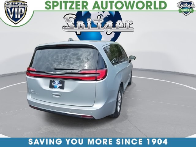 Used 2024 Chrysler Pacifica Touring-L FWD image 9