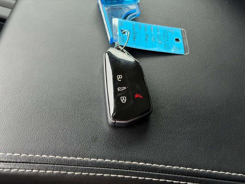 Used 2024 Volkswagen Atlas Cross Sport SE image 33