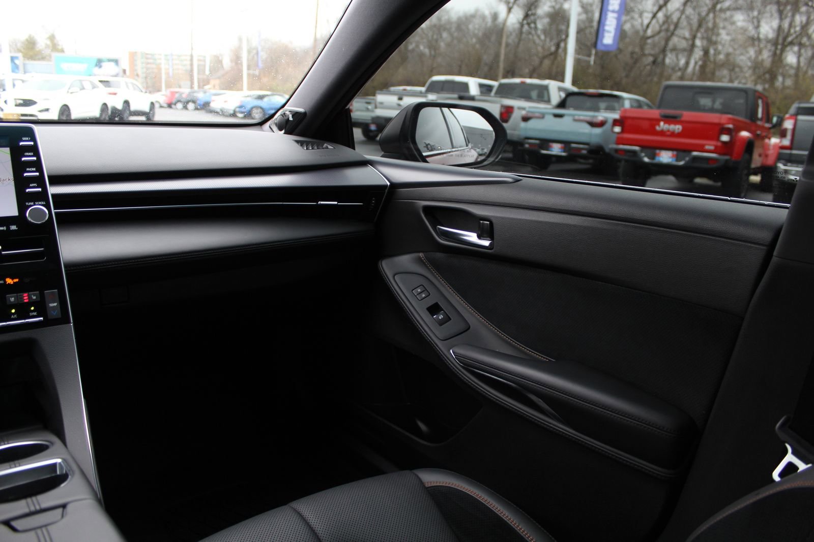 Used 2022 Toyota Avalon Touring image 12