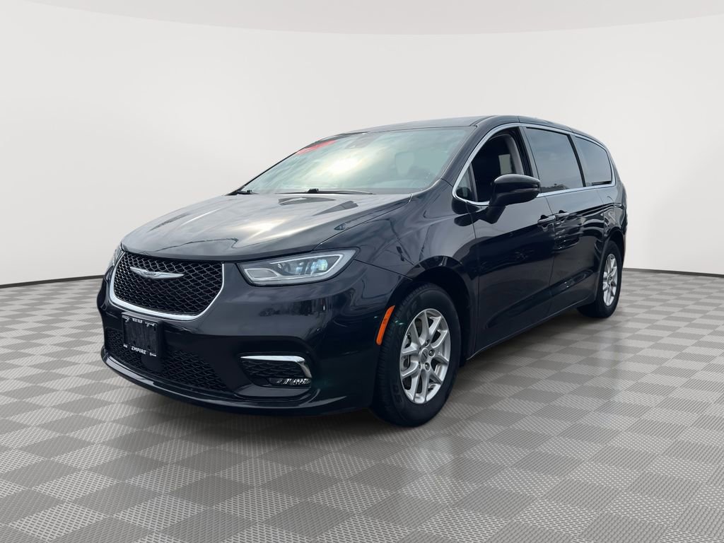 Used 2023 Chrysler Pacifica Touring-L image 2