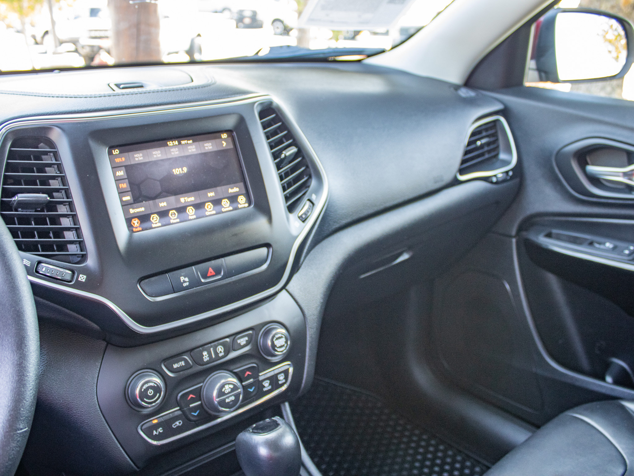 Used 2019 Jeep Cherokee Latitude Plus AWD/4WD image 40