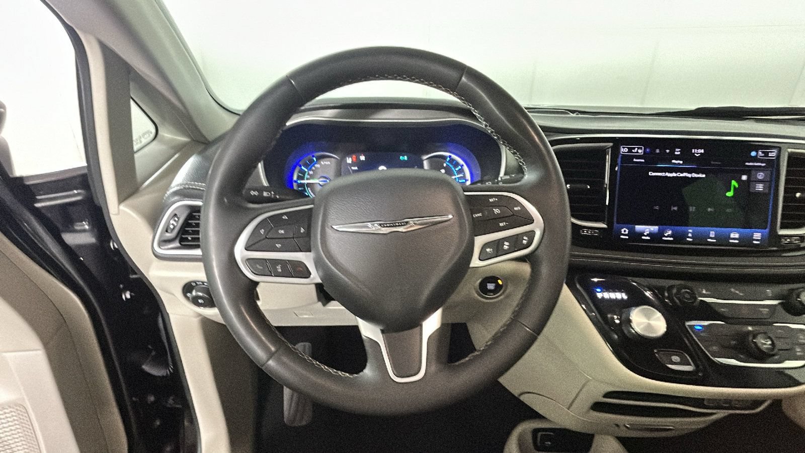 Used 2024 Chrysler Pacifica Limited FWD image 17