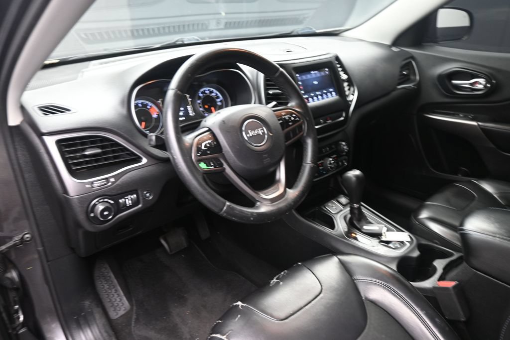 Used 2019 Jeep Cherokee Latitude Plus w/ Comfort/Convenience Group FWD image 17
