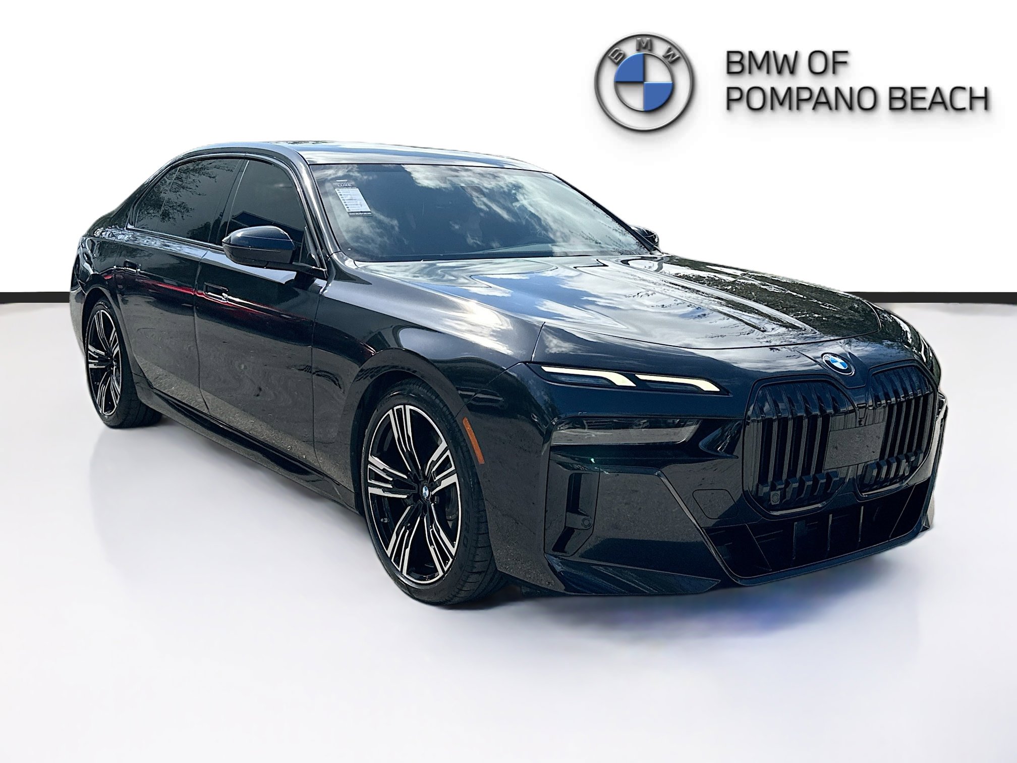 Used 2023 BMW 760i xDrive image 1