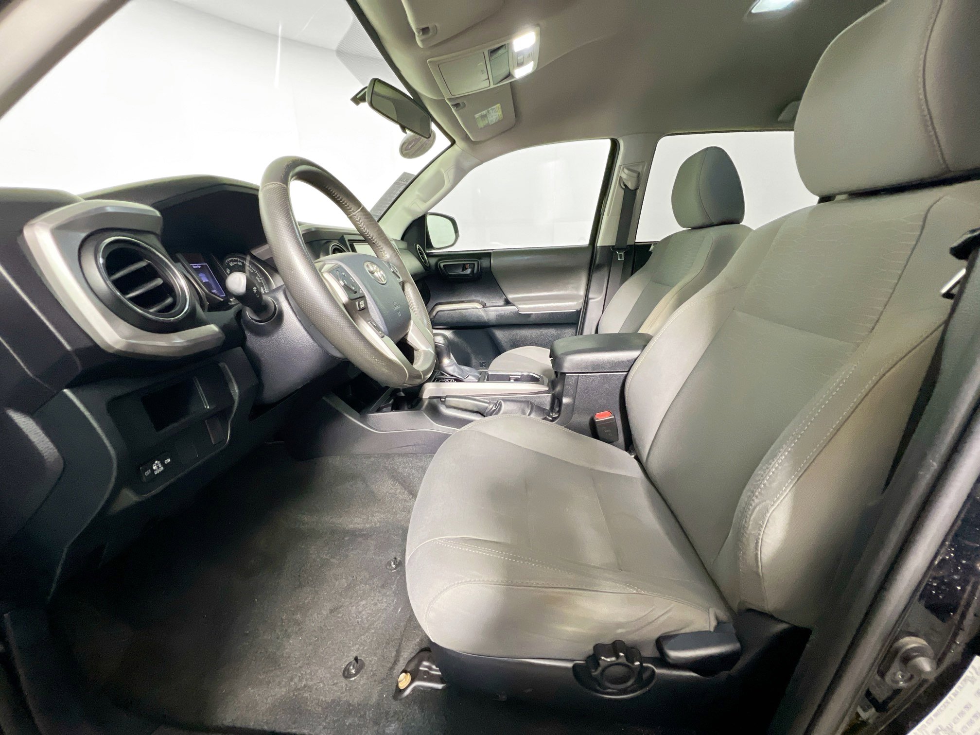 Used 2016 Toyota Tacoma SR5 w/ Towing Package image 14