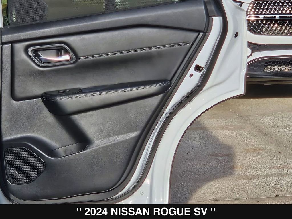 Used 2024 Nissan Rogue SV w/ SV Premium Package image 30