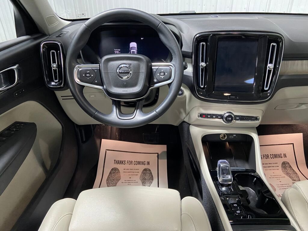 Used 2023 Volvo XC40 B5 Plus image 8