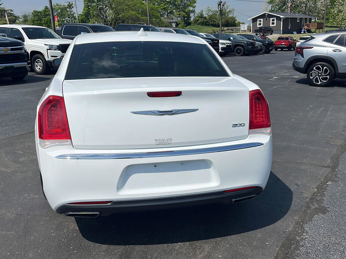 Used 2017 Chrysler 300 Limited w/ Value Package RWD image 4