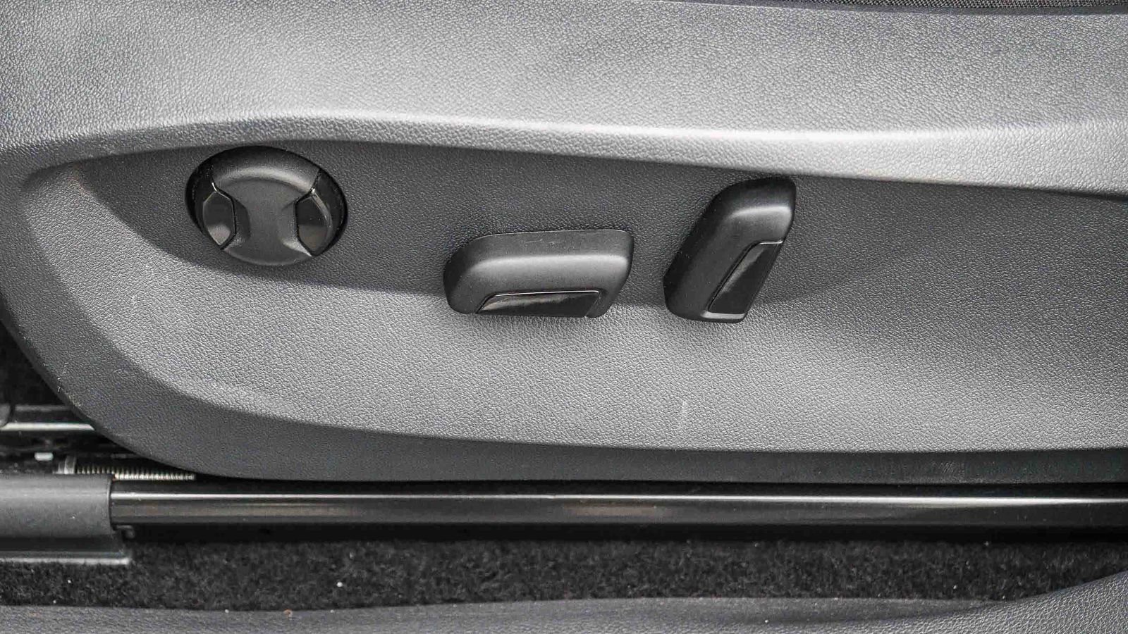 Used 2024 Volkswagen Tiguan SE w/ Panoramic Sunroof Package FWD image 21
