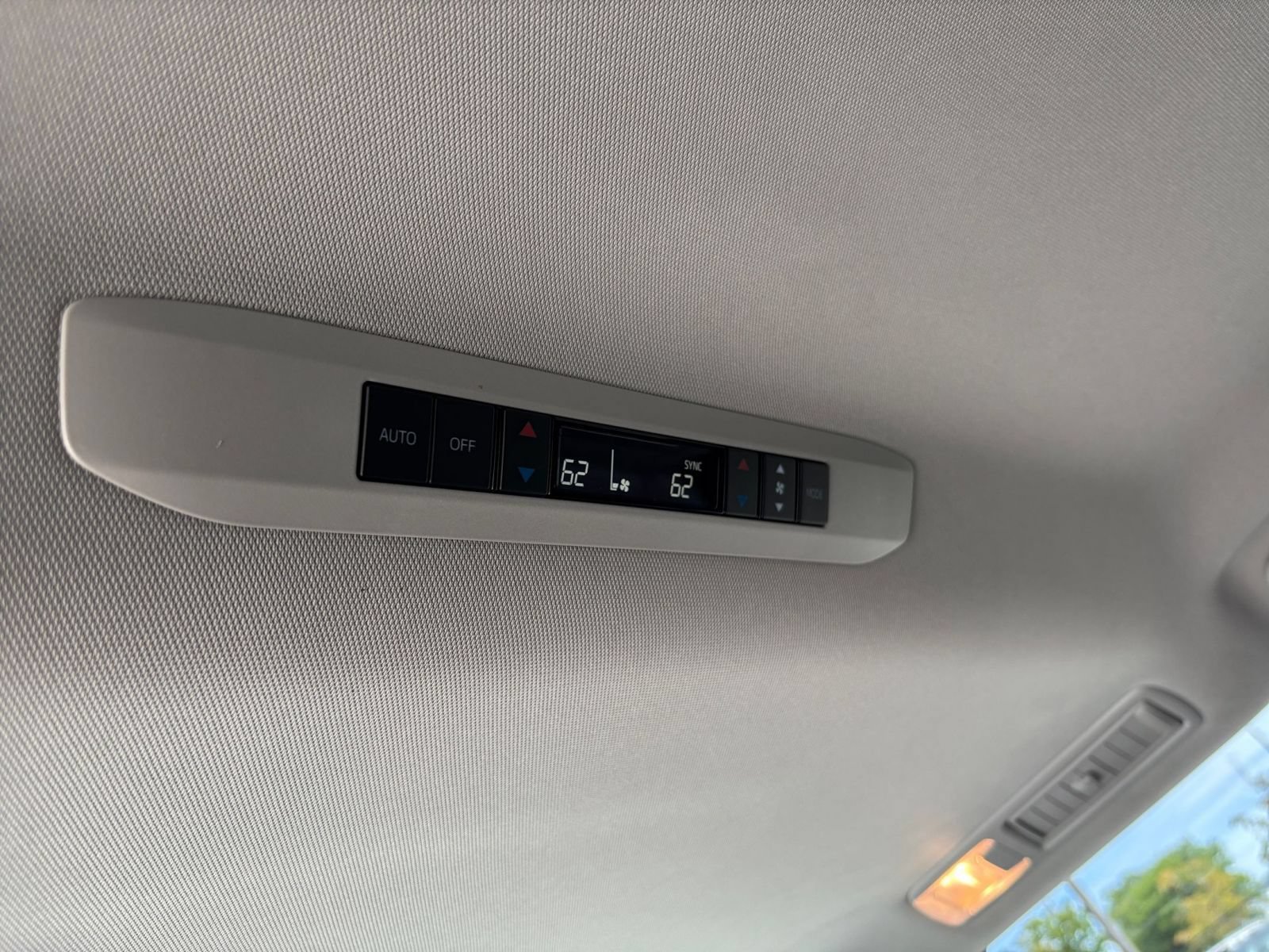 Used 2025 Toyota Sienna XLE FWD image 22