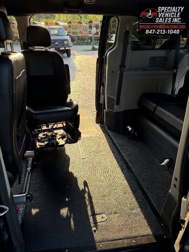 Used 2018 Dodge Grand Caravan SXT FWD image 24