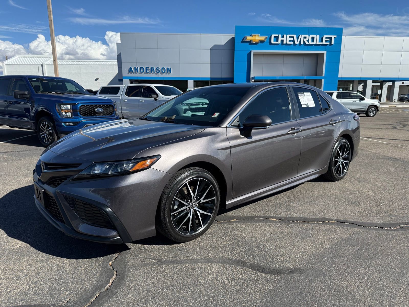 Used 2022 Toyota Camry SE w/ Carpet Mat Package (TMS)