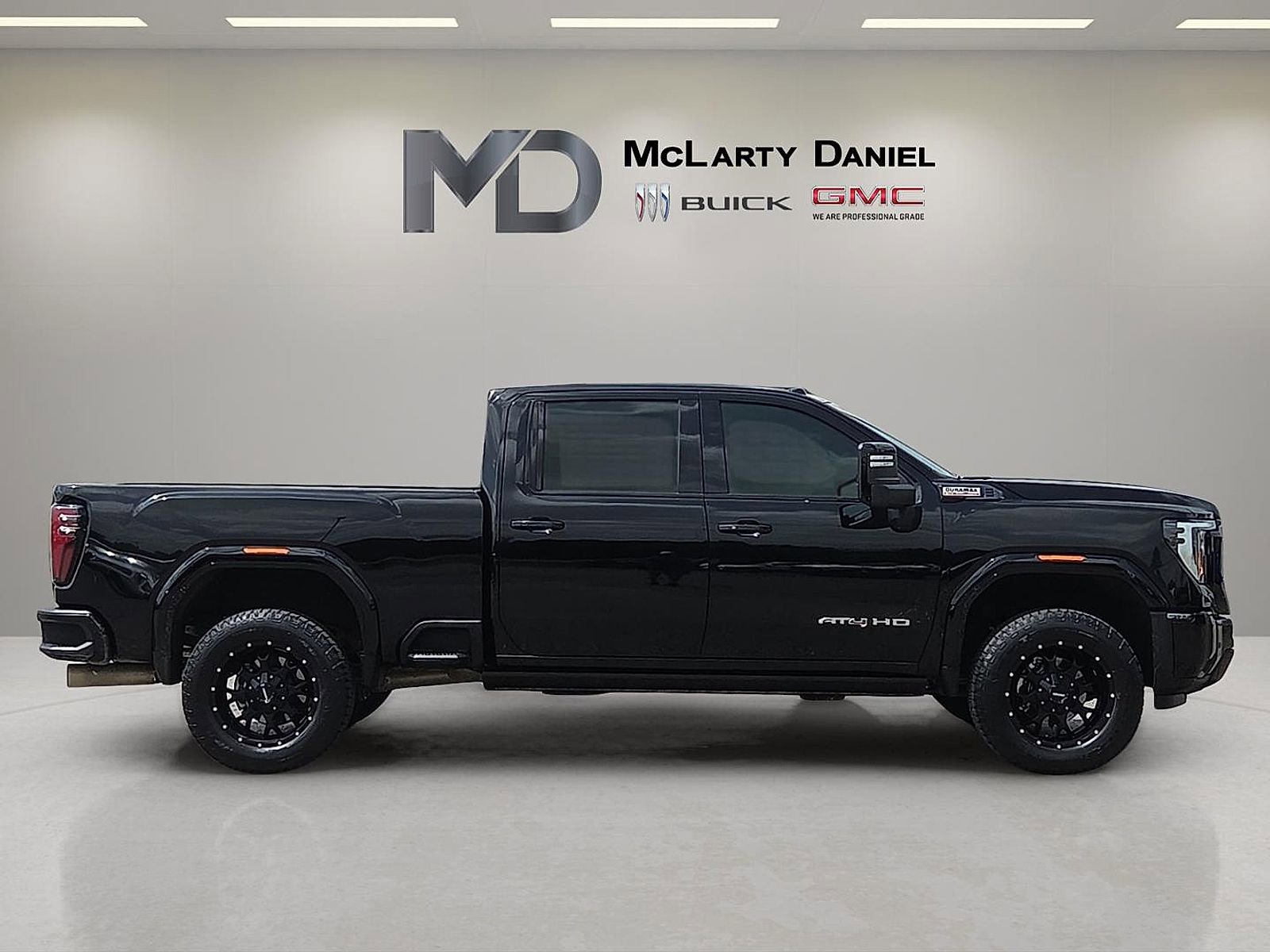 Used 2025 GMC Sierra 2500 AT4 w/ AT4 Premium Plus Package AWD/4WD image 6