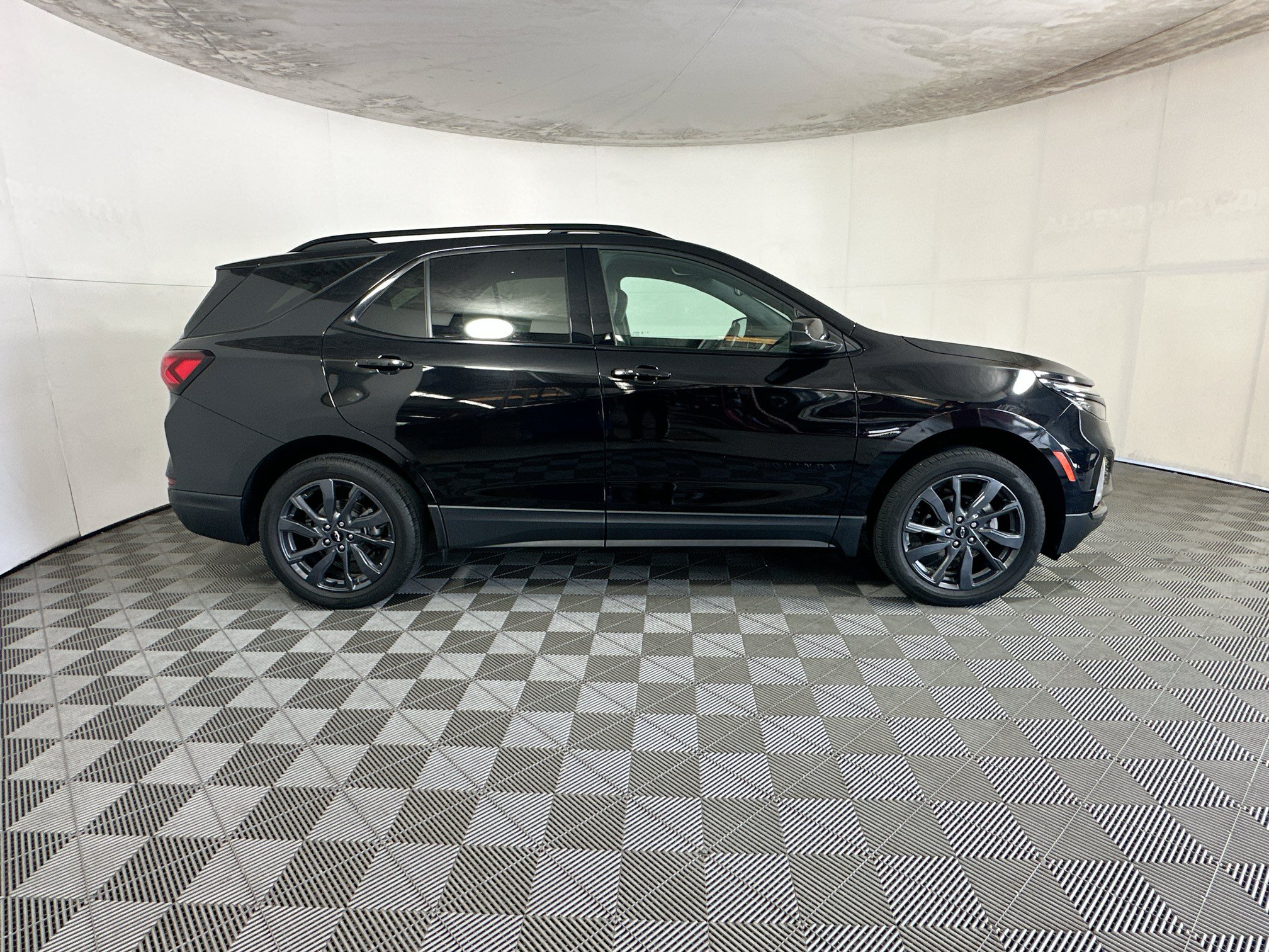 Used 2024 Chevrolet Equinox RS AWD/4WD image 2