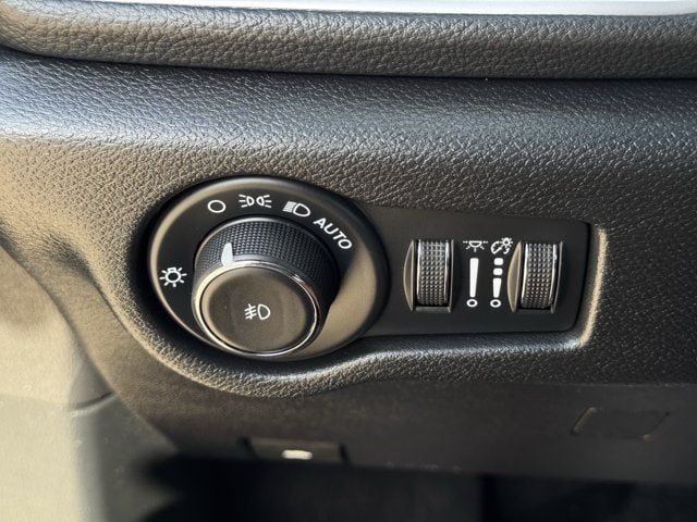Used 2025 Chrysler Pacifica Limited FWD image 26