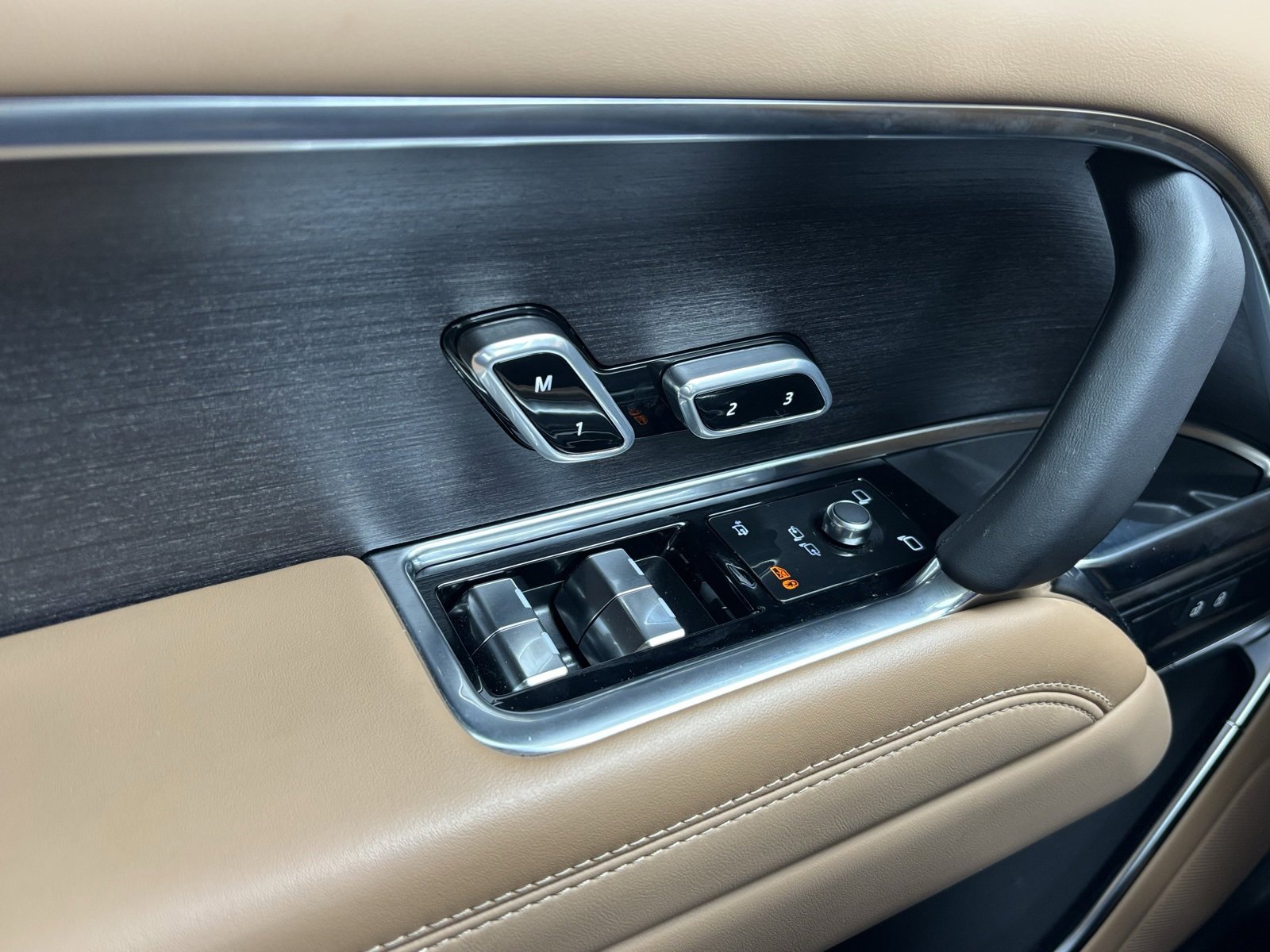 Used 2025 Land Rover Range Rover SE image 16