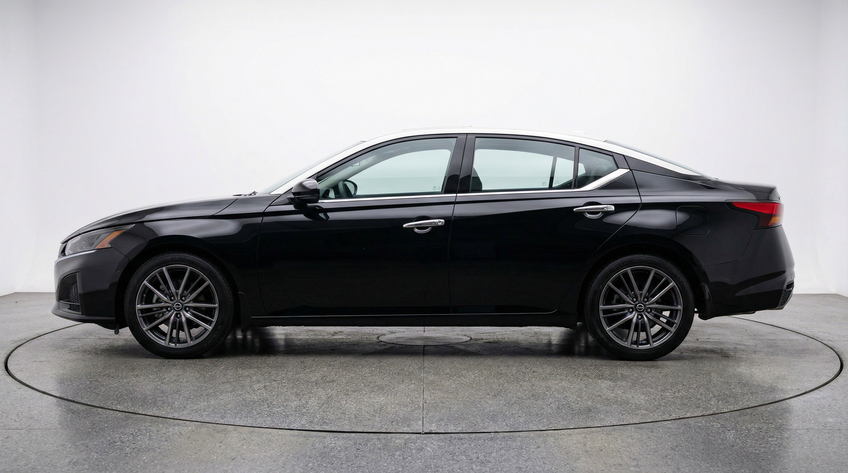 Used 2025 Nissan Altima 2.5 SV FWD image 5