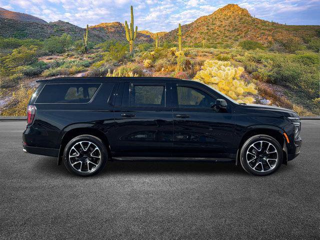 Used 2025 Chevrolet Suburban RST AWD/4WD image 3