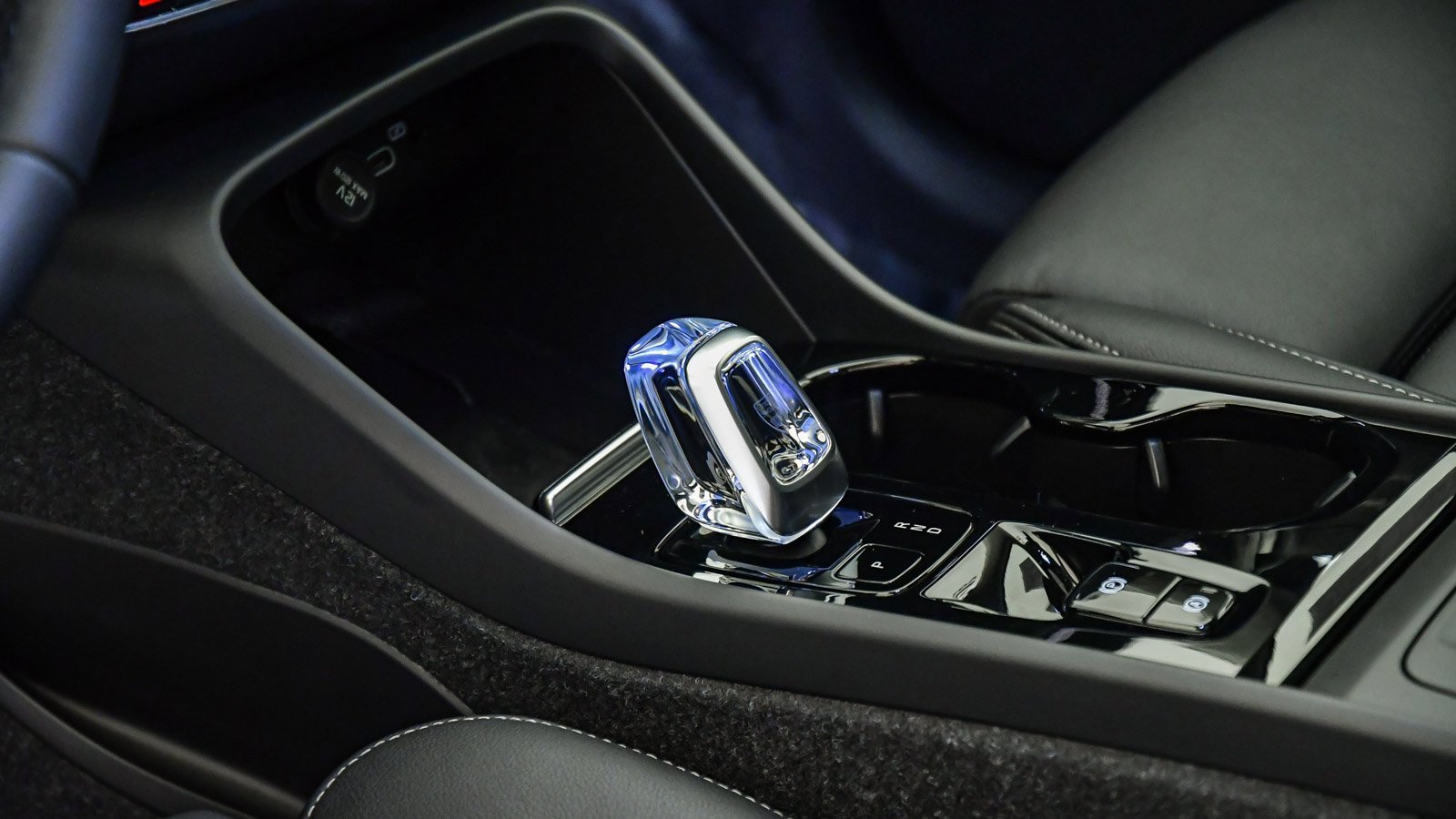 Certified 2025 Volvo XC40 B5 Plus w/ Climate Package image 18